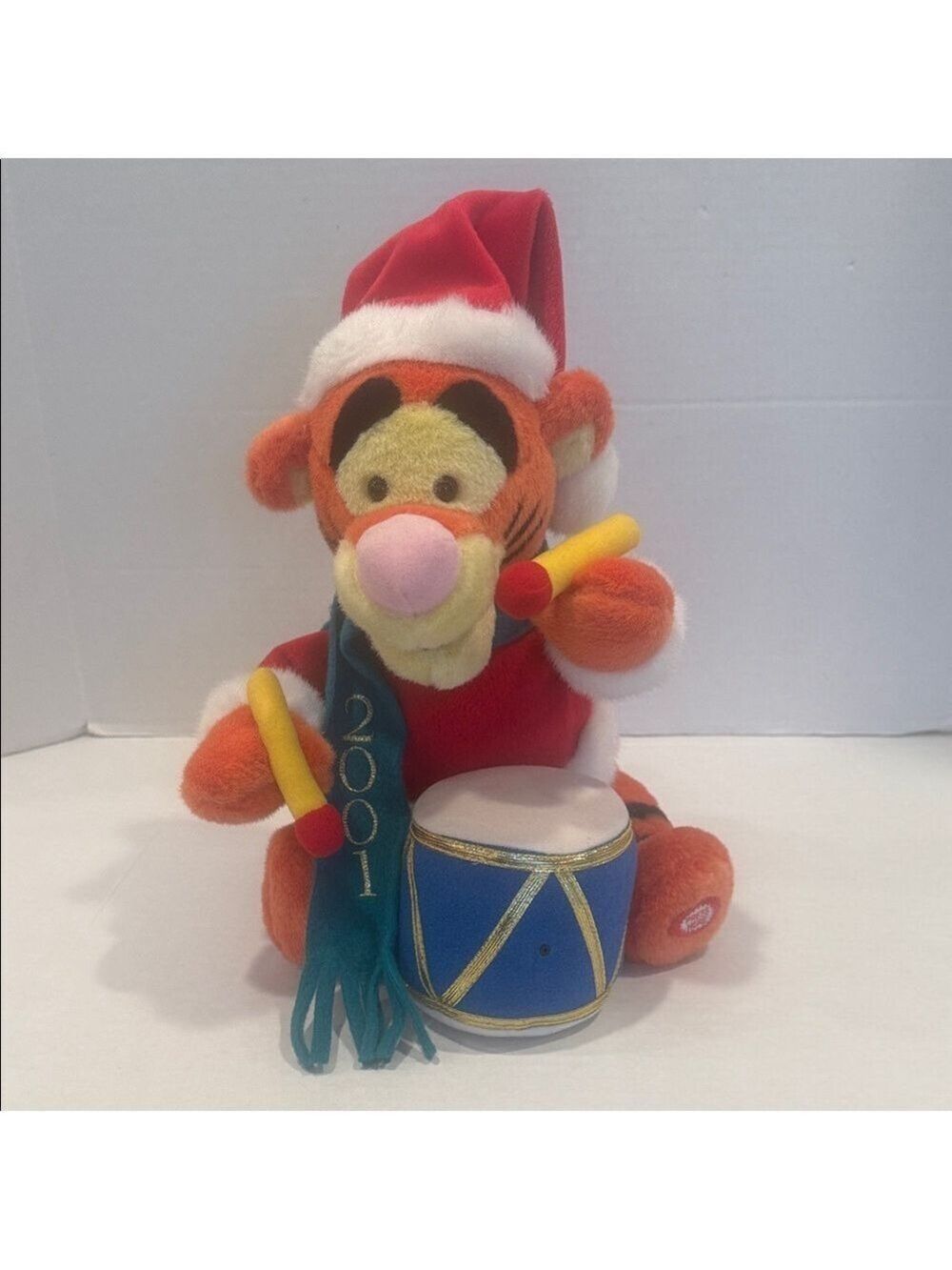Disney Store Christmas Winnie Pooh Tigger Drummer Plays Music 2001 Logo Scarf
